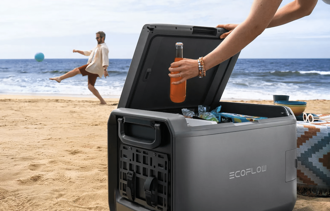 Une glacière électrique sur le sable d'une plage.
