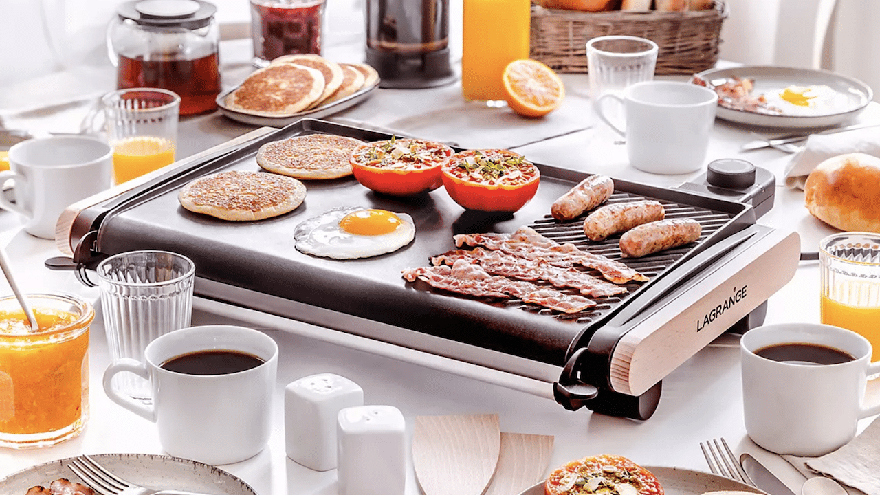 Une plancha de la marque Lagrange sur une table à manger.