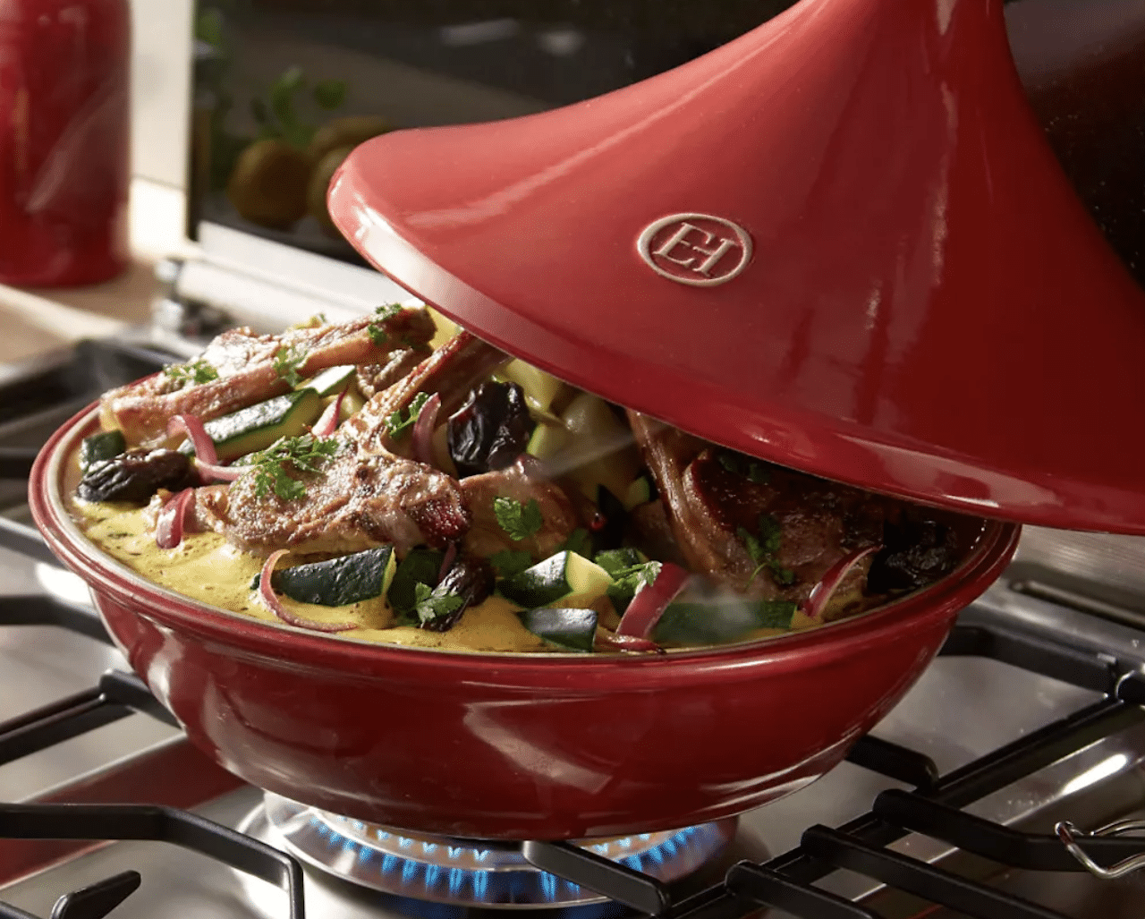 Un tajine en céramique rouge.