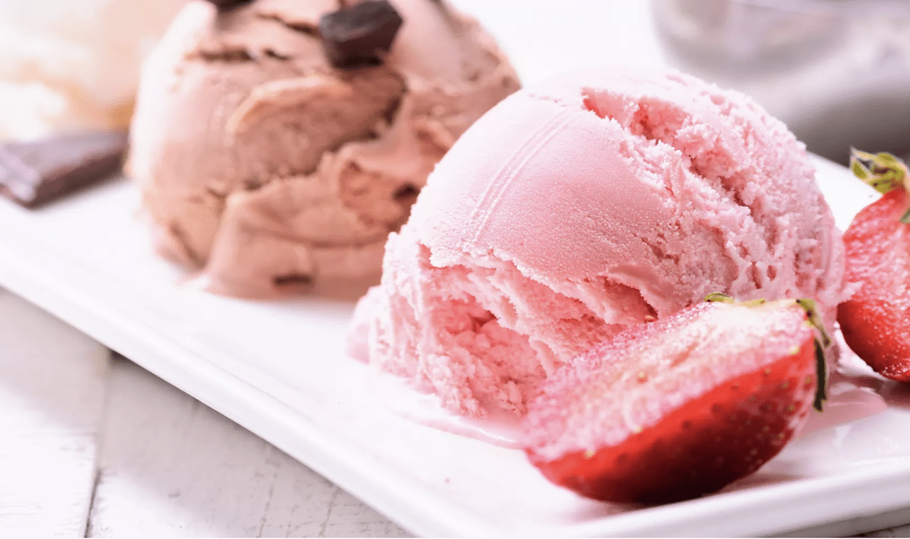 Une boule de glace à la fraise et une boule de glace au chocolat.