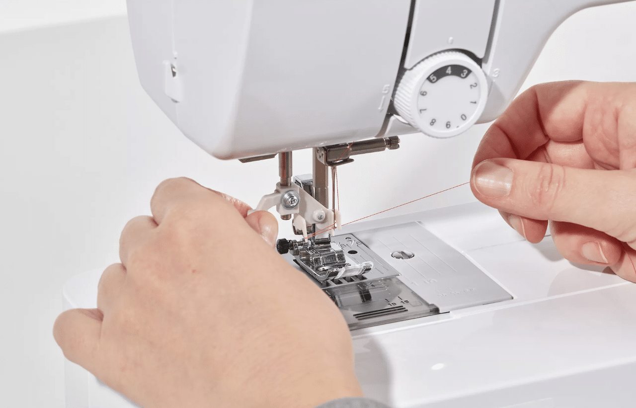 Zoom sur une machine à coudre.