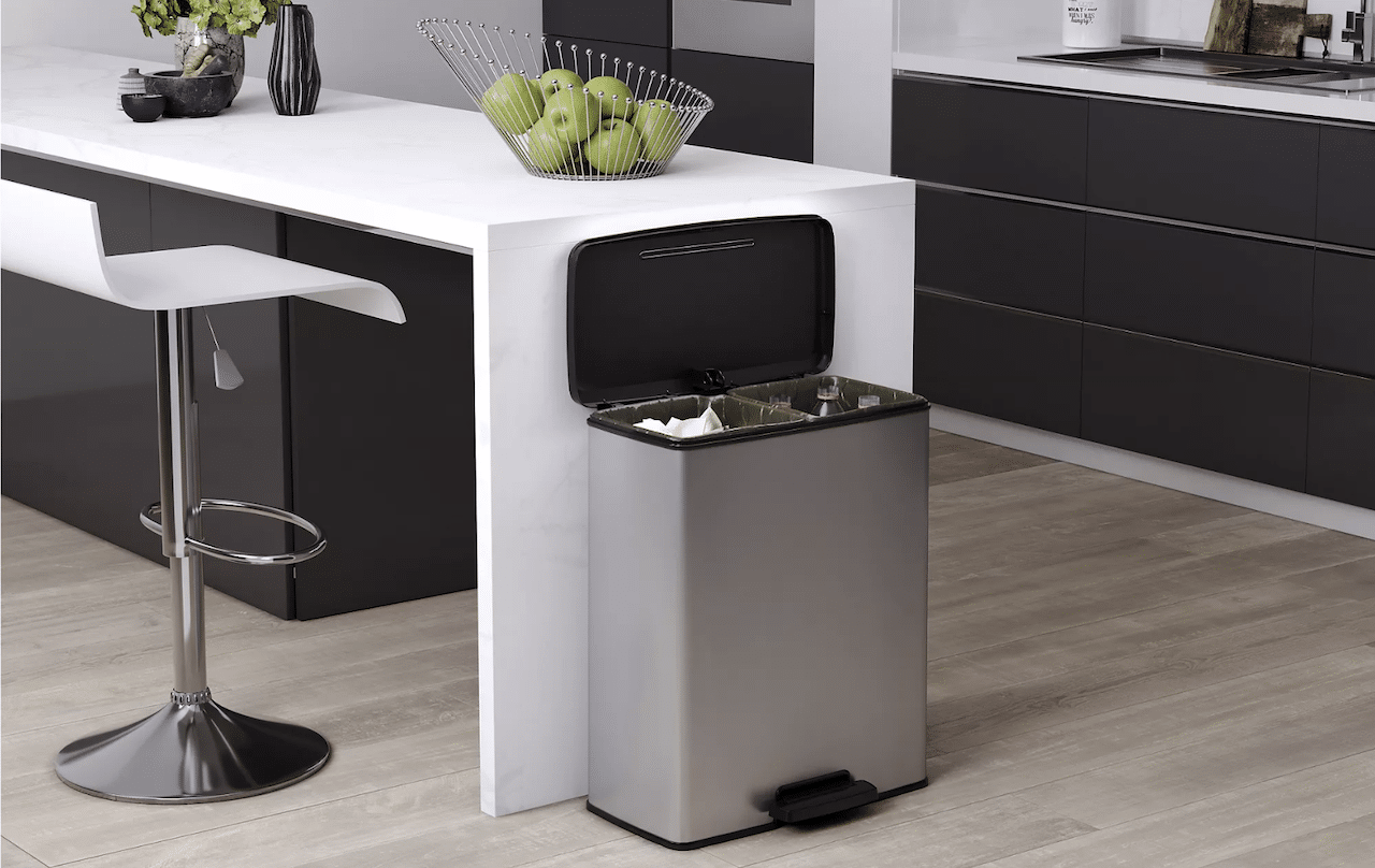 Une poubelle de cuisine dans une cuisine moderne.