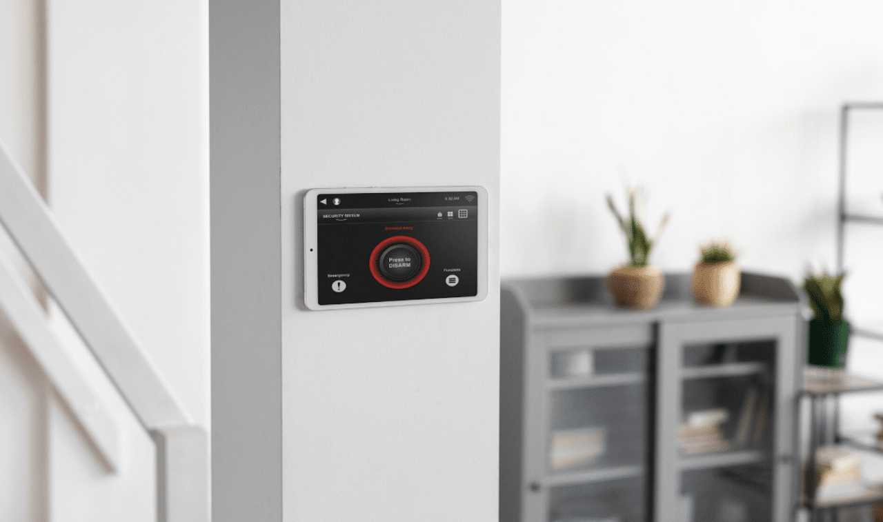 Une alarme connectée dans une maison moderne.