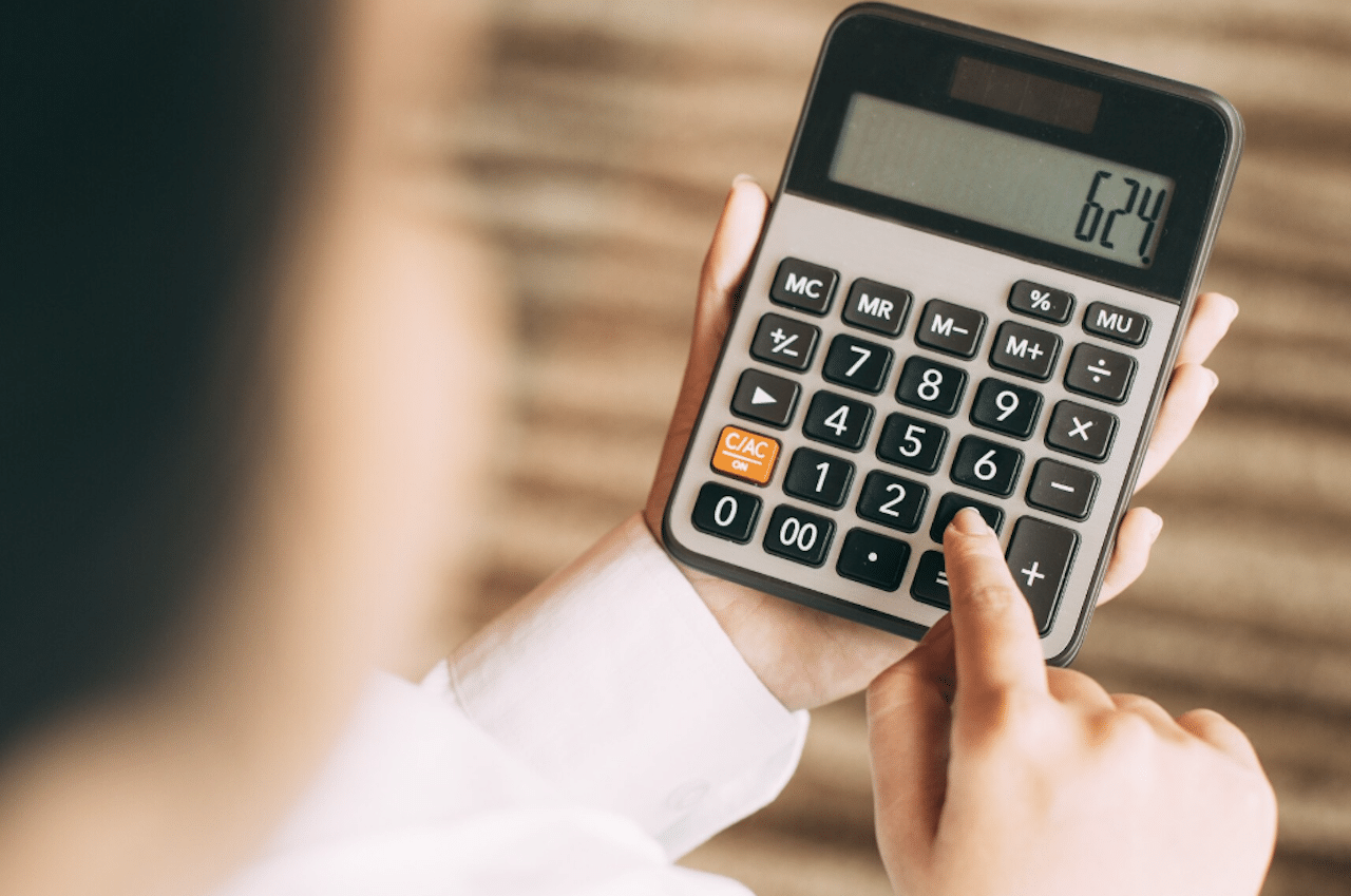 Une personne qui utilise une calculatrice.