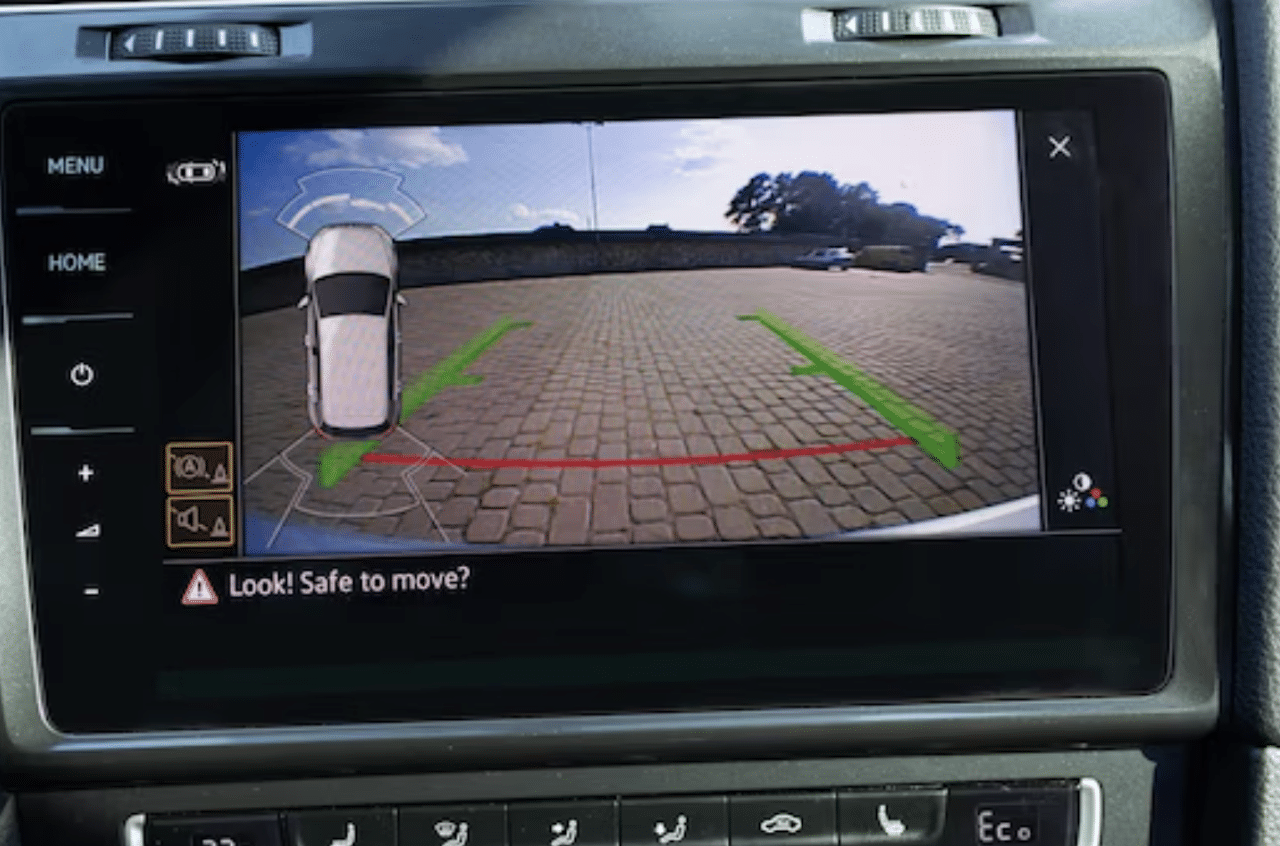 Le point de vue d'une caméra de recul sur un tableau de bord.