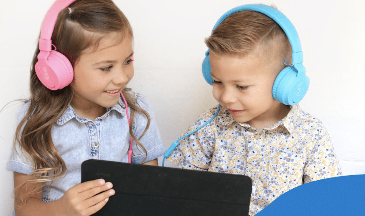Deux enfants qui portent des casques audio.