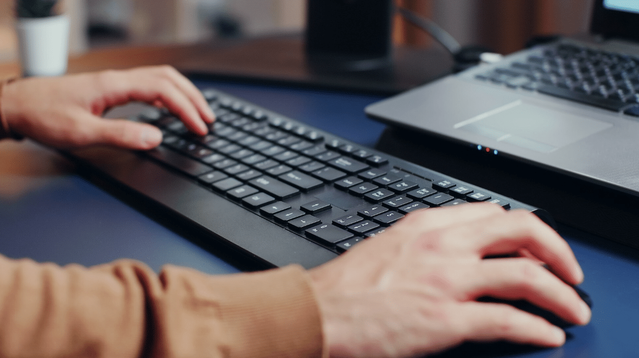 Un homme qui utilise un clavier d'ordinateur.
