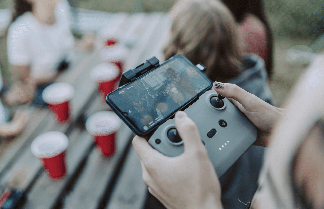 Un personne qui utilise une console de jeu portable pendant une fête.