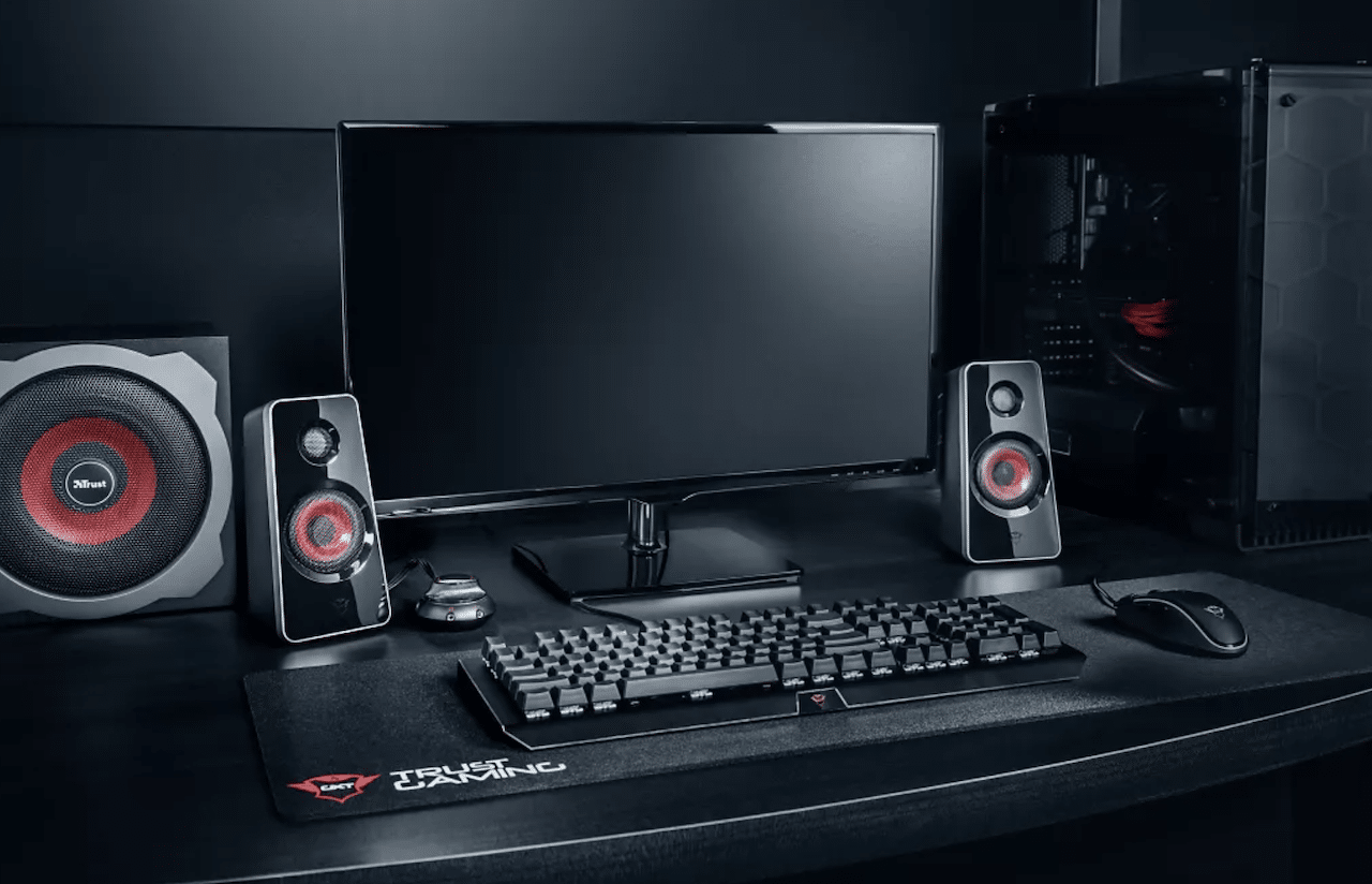 Un ordinateur avec des enceintes PC.