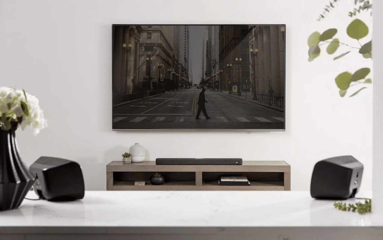 Des enceintes Surround dans un salon moderne.