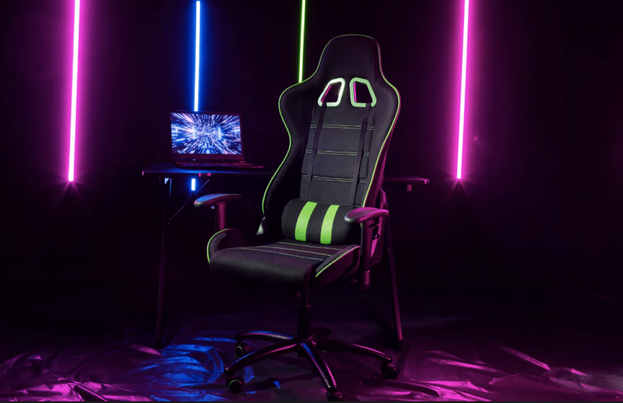 Un fauteuil gamer dans un set up éclairé au néon.