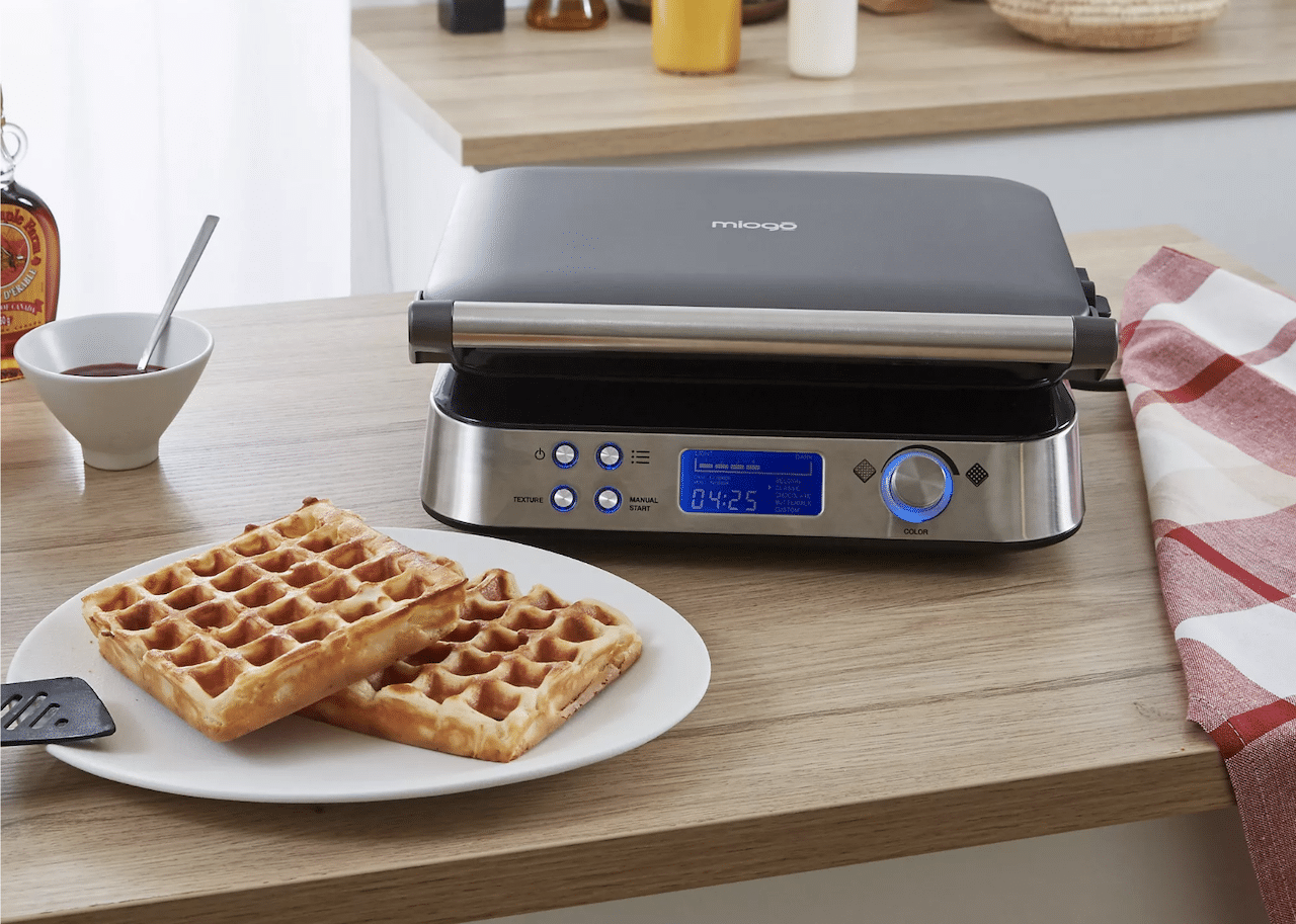 Un gaufrier de la marque Miogo sur une table de cuisine.