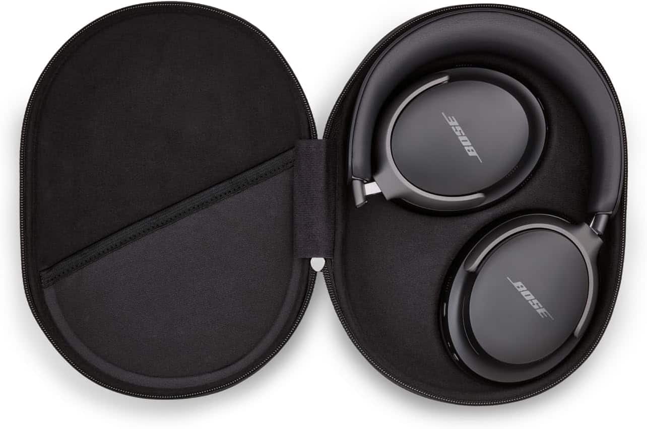 Le casque audio QuietComfort Ultra de Bose dans sa sacoche de transport