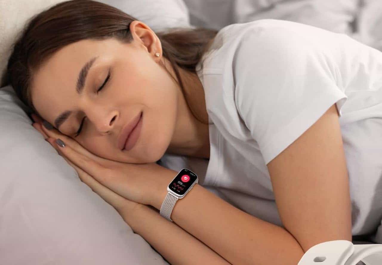 Une femme qui dort et qui porte un tracker d'activité.