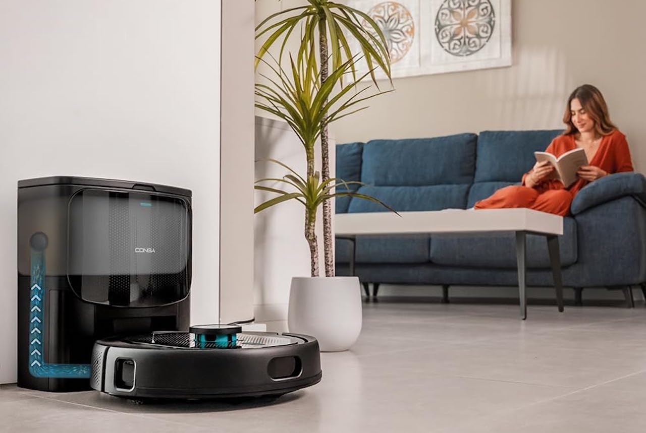 Un robot aspirateur laveur de la marque Cecotec dans un salon moderne.