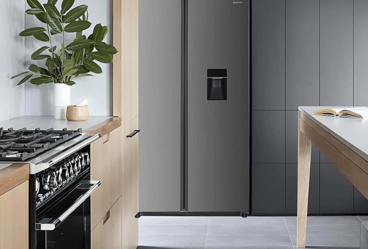 Une cuisine sobre avec un réfrigérateur encastrable moderne de la marque GEDTECH.