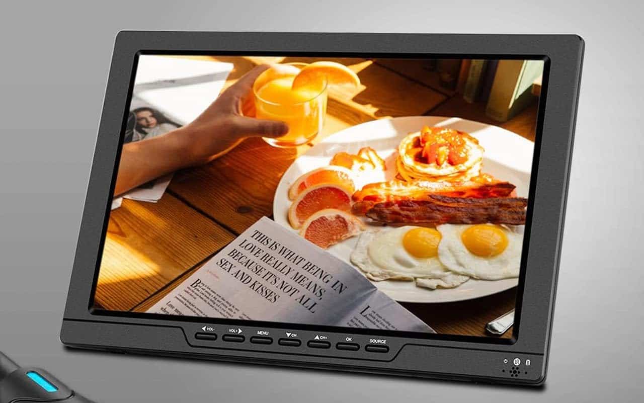 Une TV portable devant un fond gris.