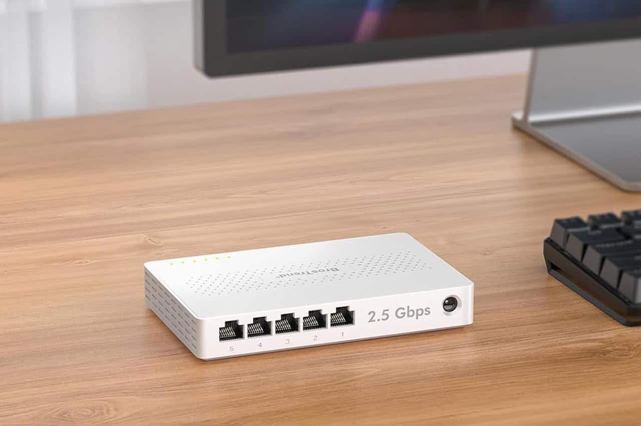 Un switch Ethernet posé sur un bureau en bois.