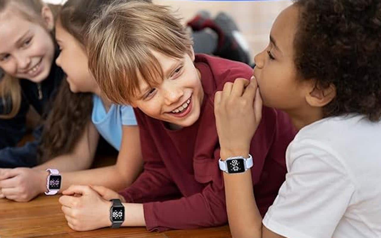 Des enfants qui portent des montres pour enfant.