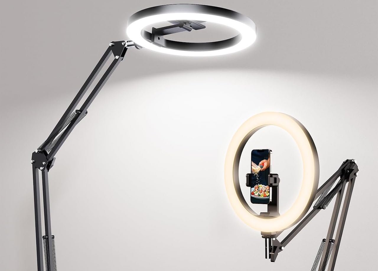 Deux ring light allumées sur un fond blanc.