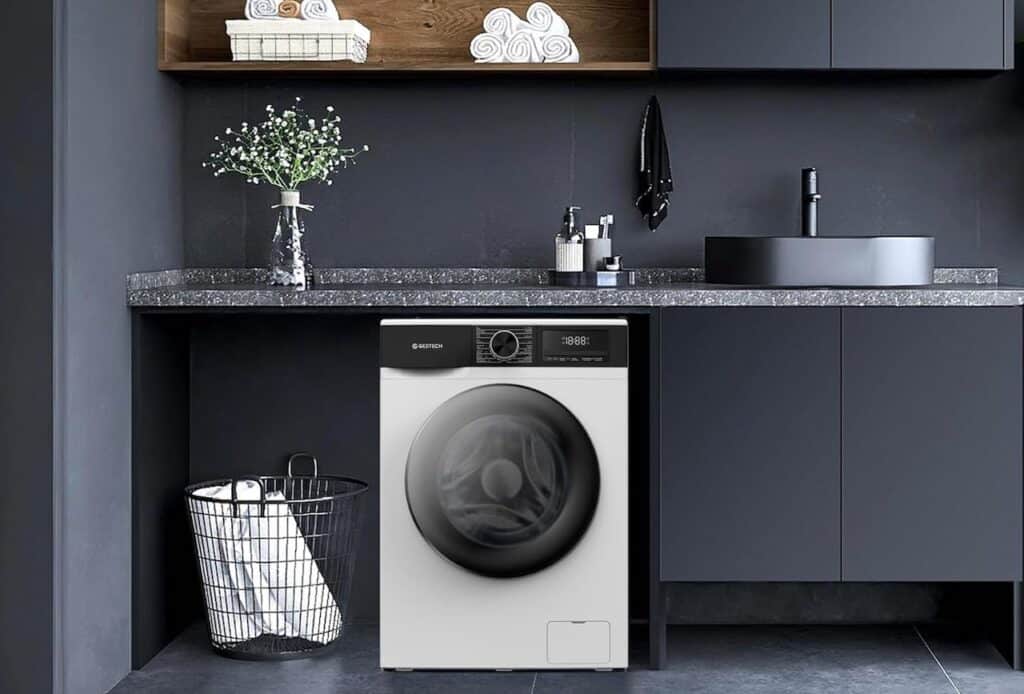 Un lave-linge de la marque GEDTECH dans une buanderie moderne.