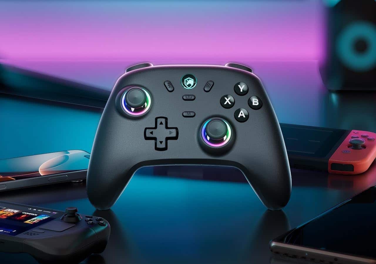 Une manette PC noire sur un fond coloré.