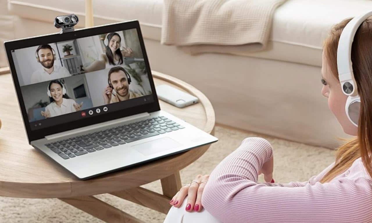 Une femme utilise une webcam PC dans son salon.
