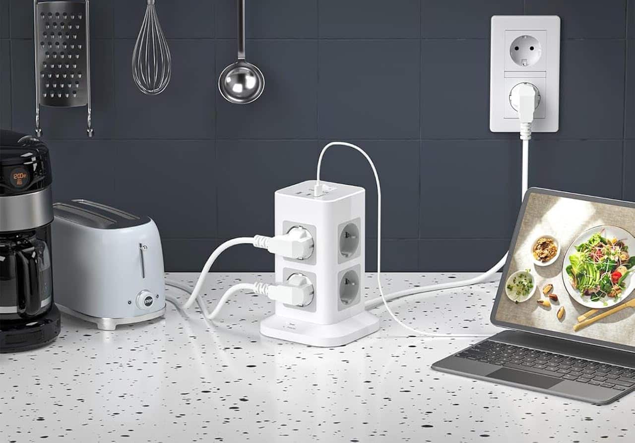 Une multiprise posée sur un plan de travail.
