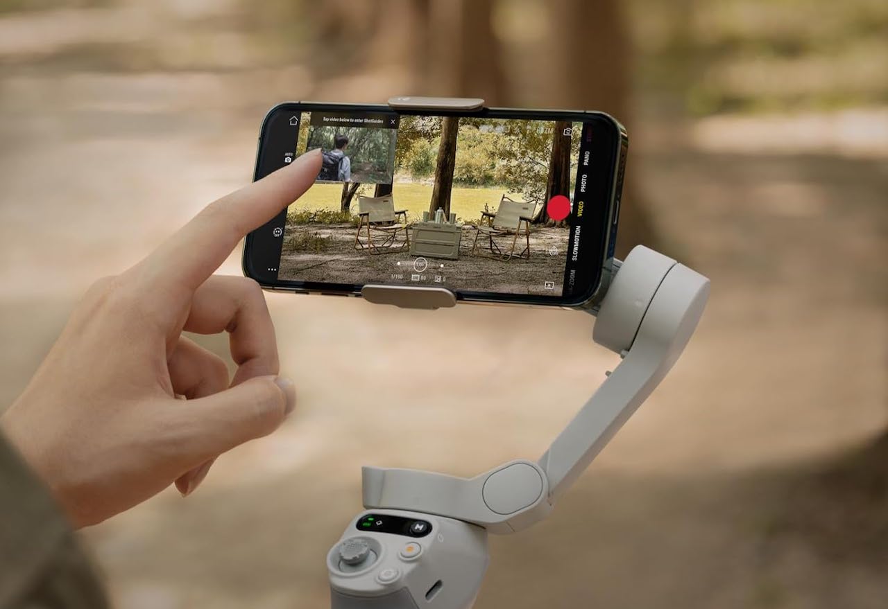 Une personne qui utilise un stabilisateur vidéo pour téléphone.