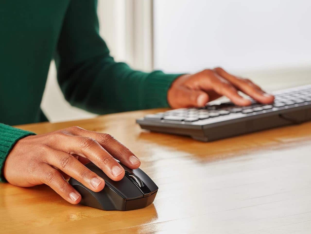 Un homme qui utilise une souris sans fil.