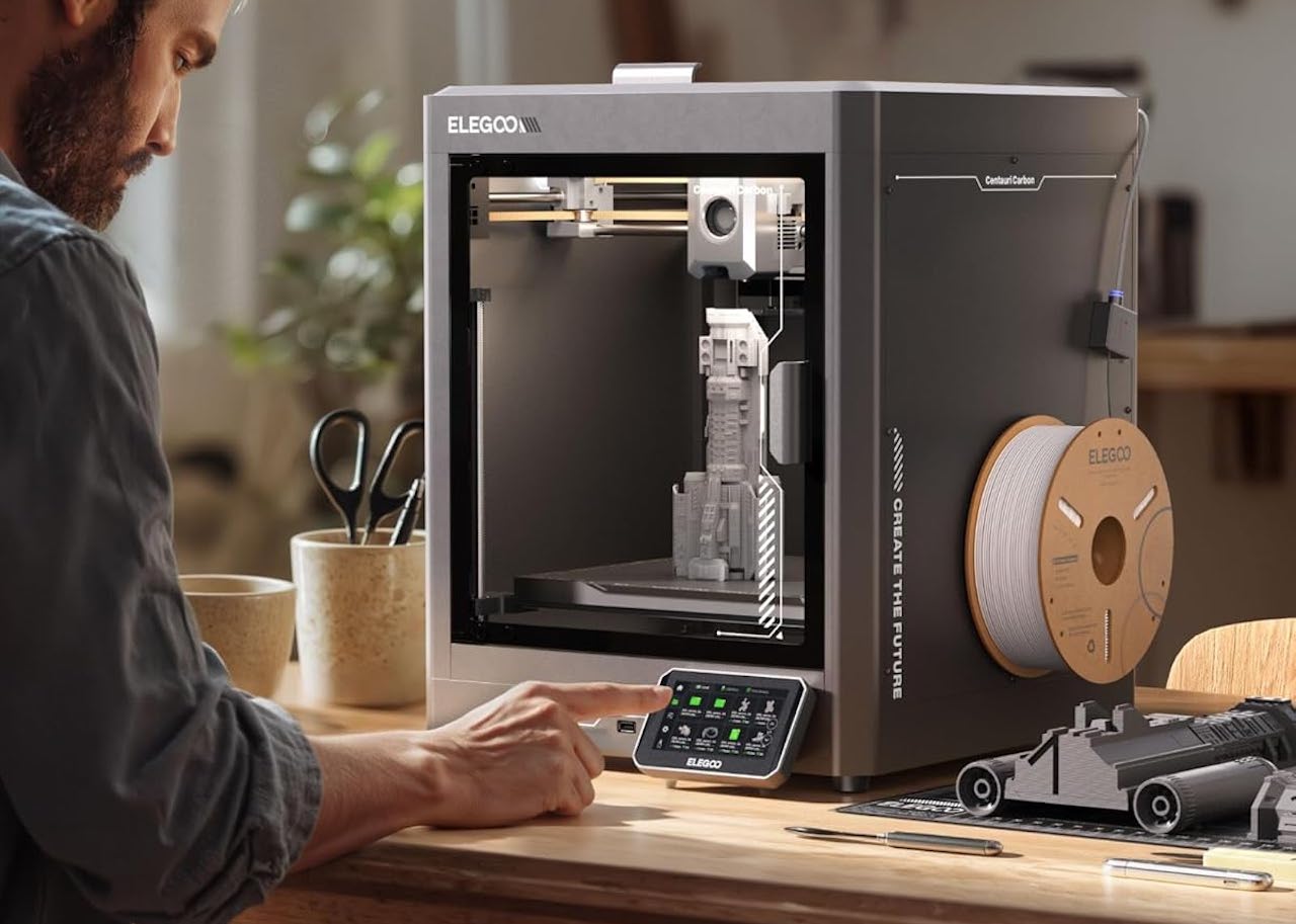 Un homme qui utilise une imprimante 3D.