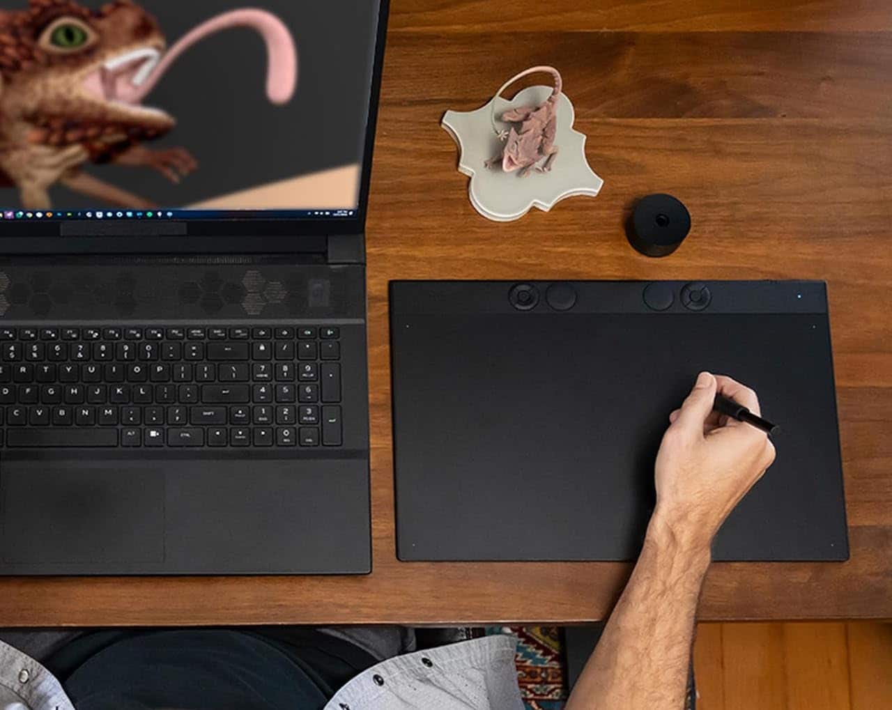 Une personne qui dessine à l'aide d'une tablette graphique.