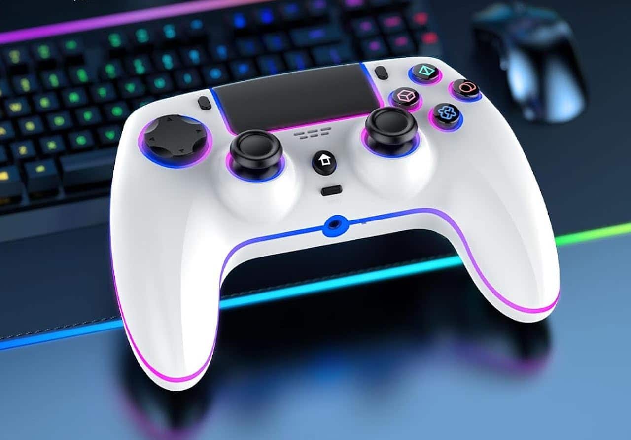 Une manette PS5 blanche sur un bureau de gamer à côté d'un clavier gamer.