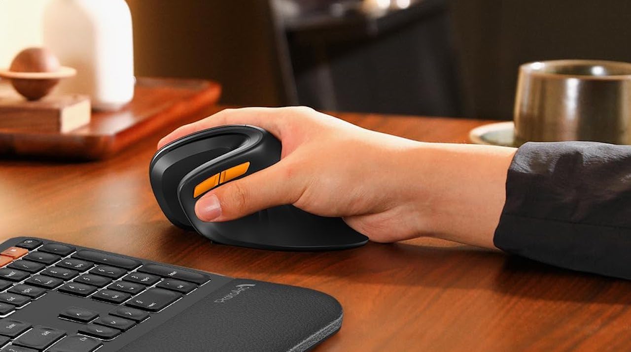 Une personne qui utilise une souris ergonomique.