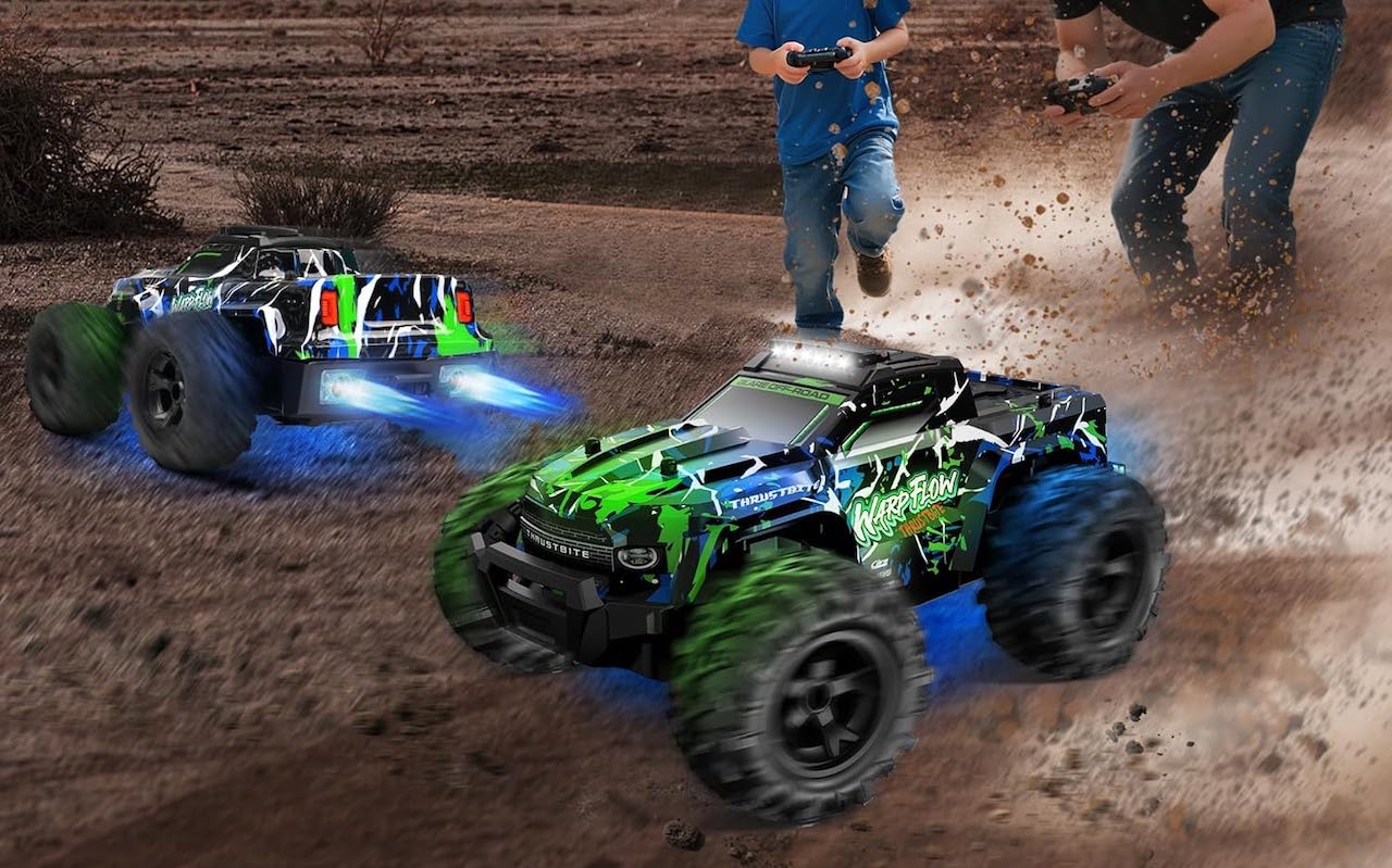 Un père et son fils qui jouent avec des voitures télécommandées.