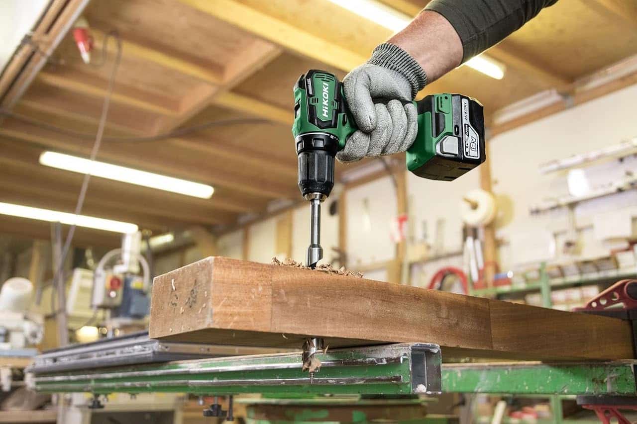 Un homme qui utilise un outil électroportatif de la marque HiKOKI.