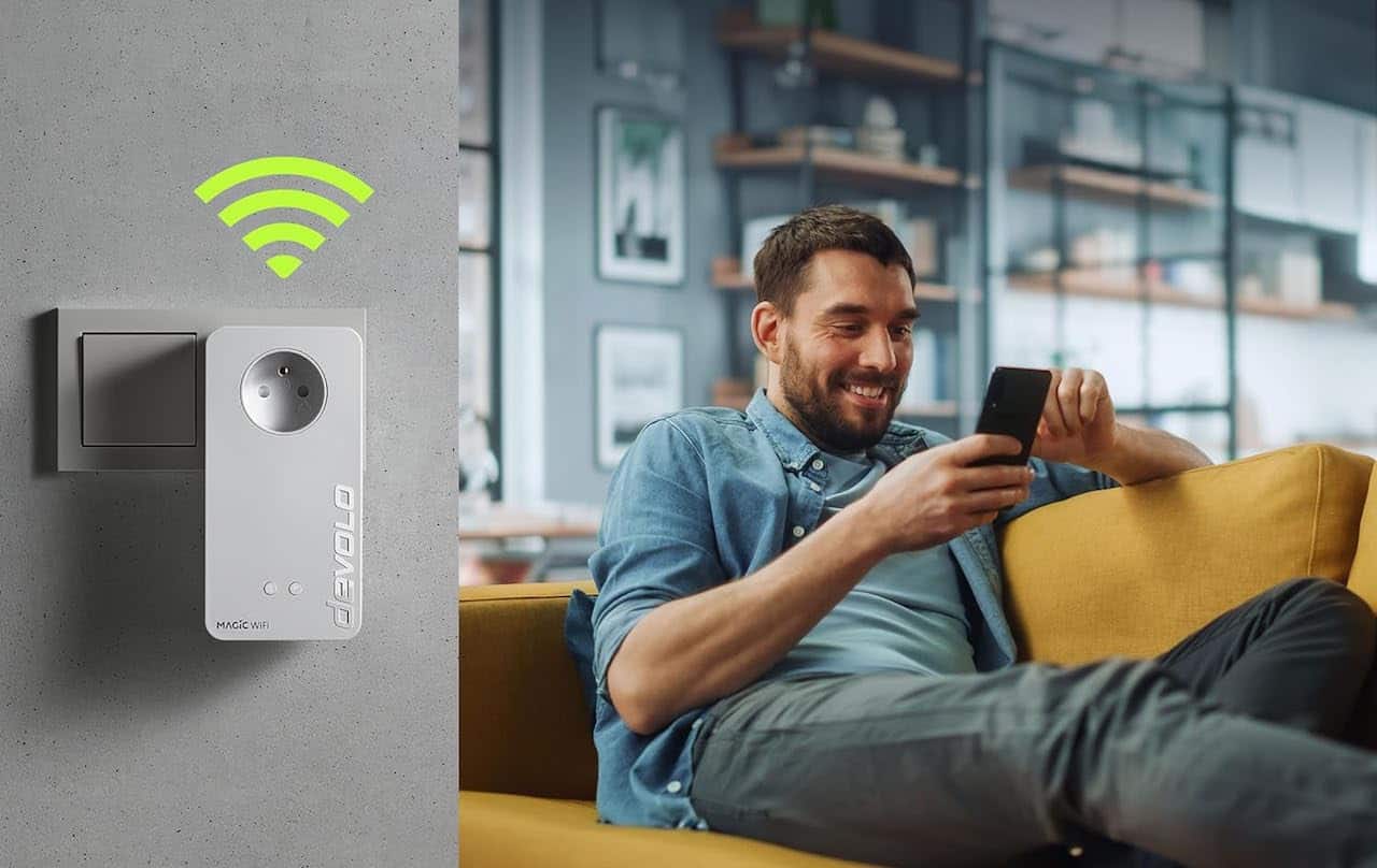 Un homme qui utilise un kit CPL chez lui.