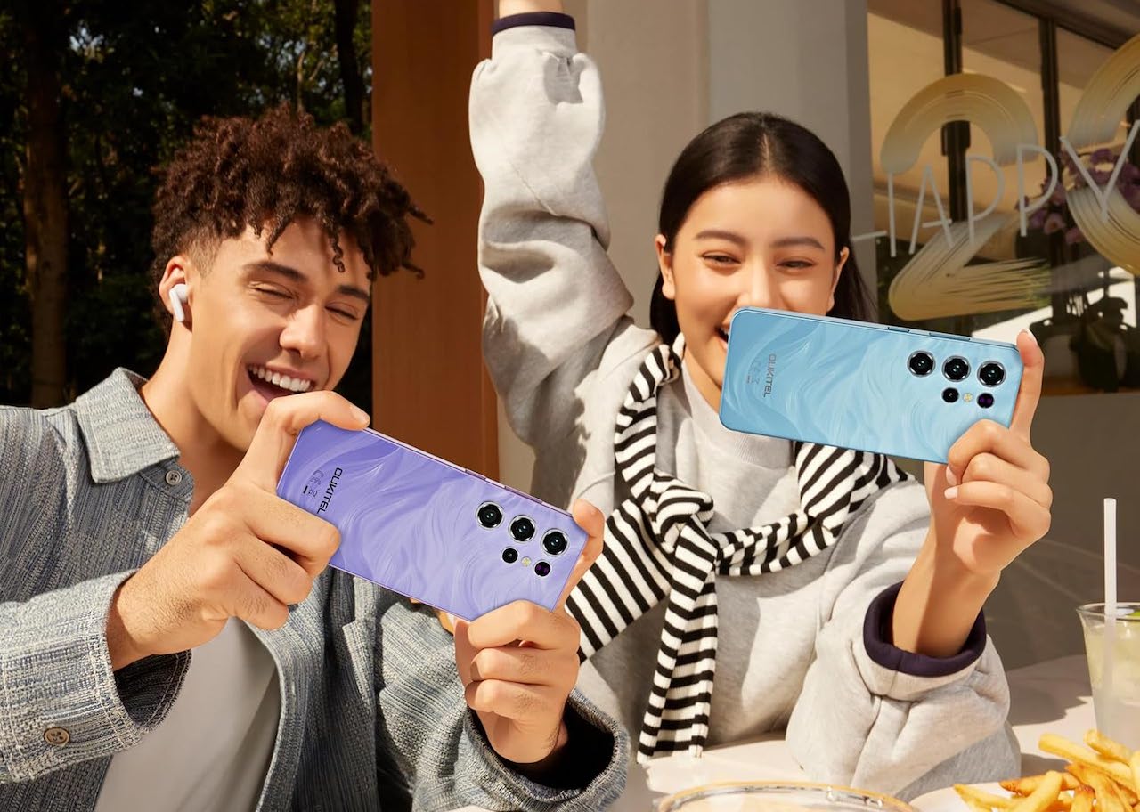 Deux jeunes personnes qui utilisent des smartphones pour jouer à des jeux vidéos.