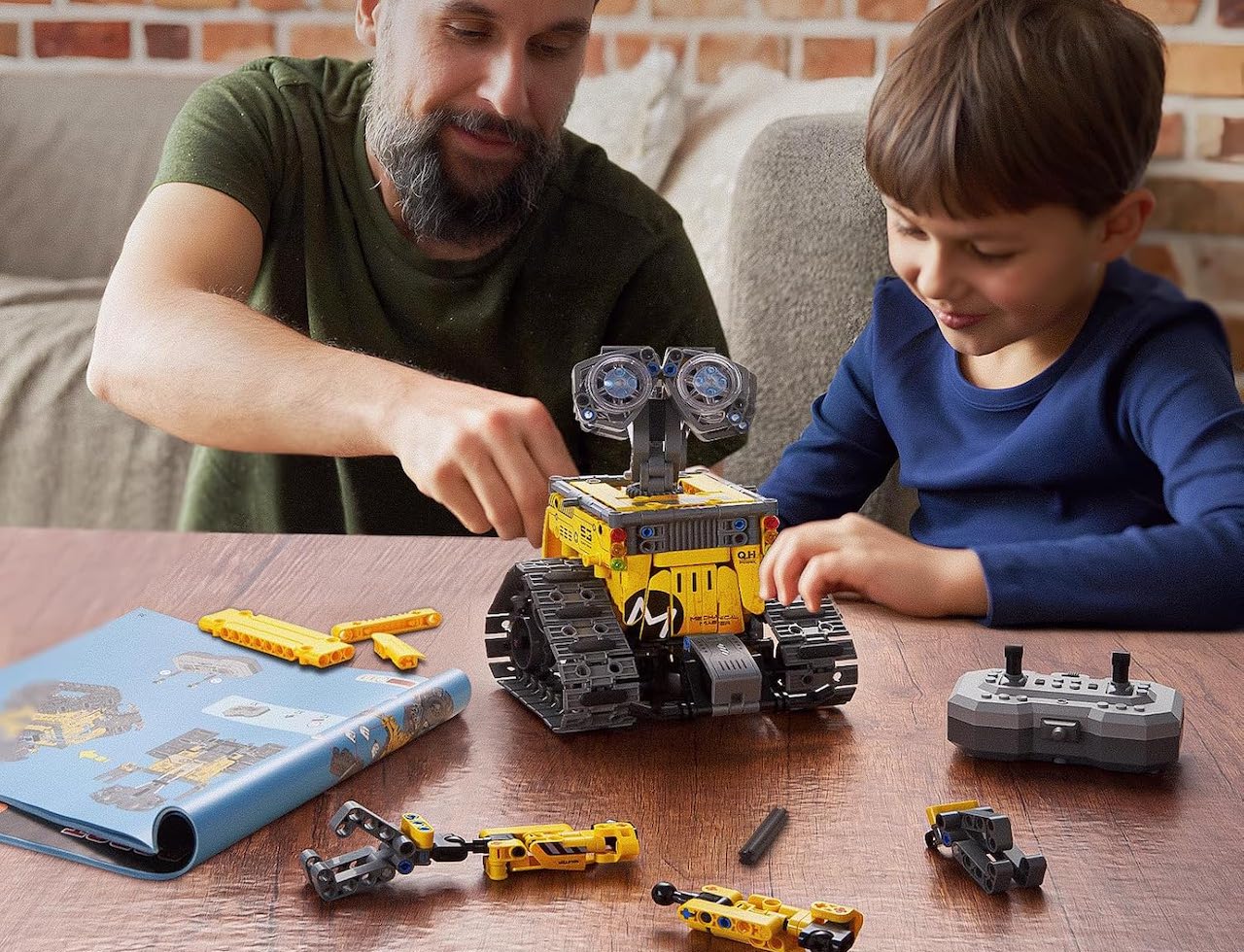 Un père et son fils qui construisent un jouet robot.