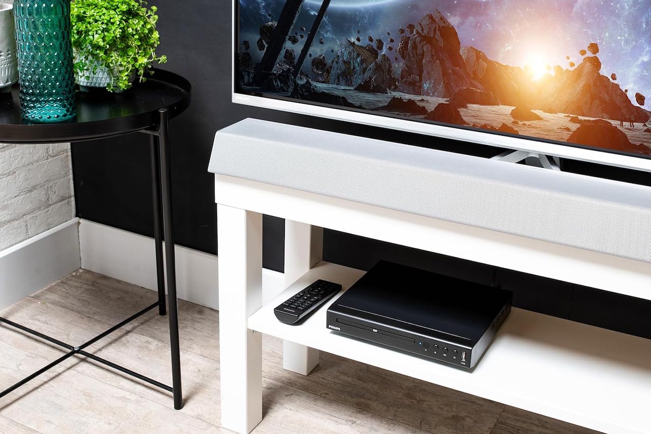 Un lecteur Blu-ray sur un meuble TV dans un salon.