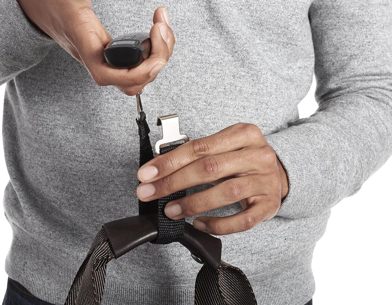 Un homme qui utilise un pèse bagage.