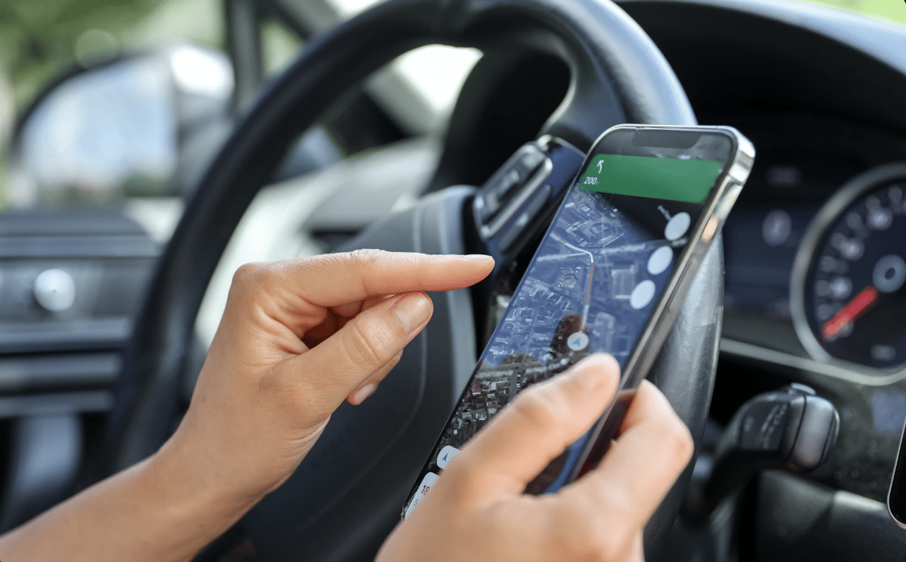 Une personne qui utilise un GPS voiture.