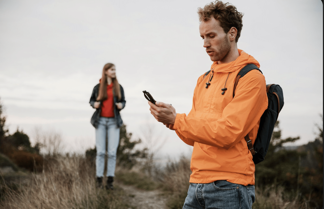 Des randonneurs qui utilisent un GPS randonneur en balade.