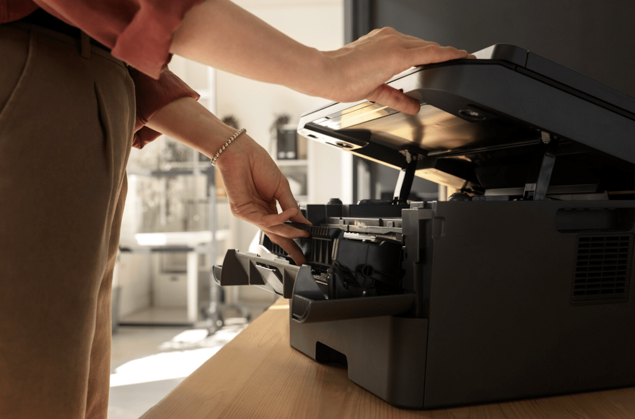 Une femme qui utilise une imprimante au bureau.