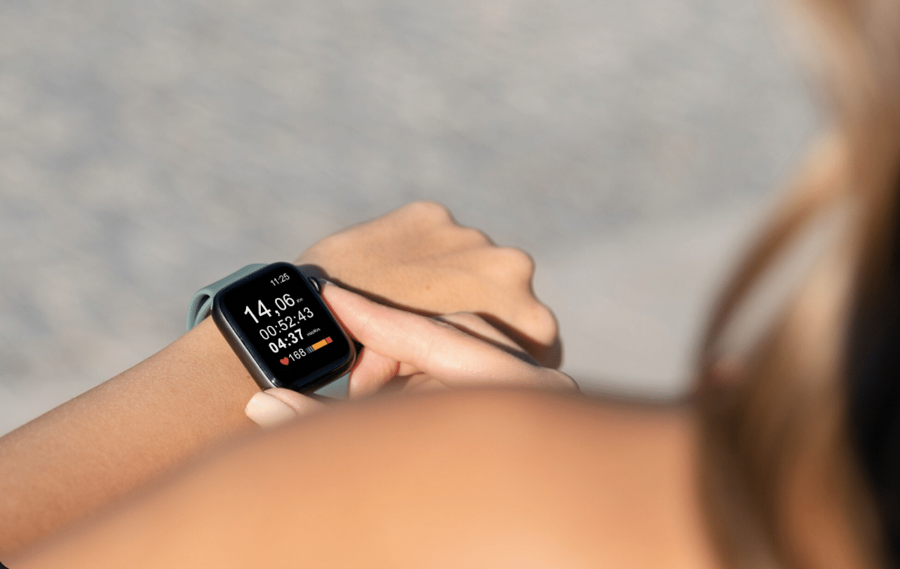 Une femme qui fait du sport avec une montre connectée.