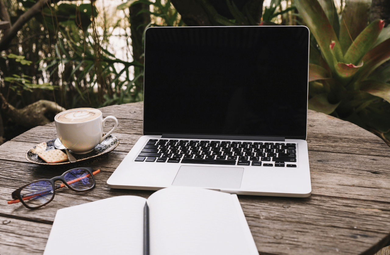 Un PC portable sur une table en bois.