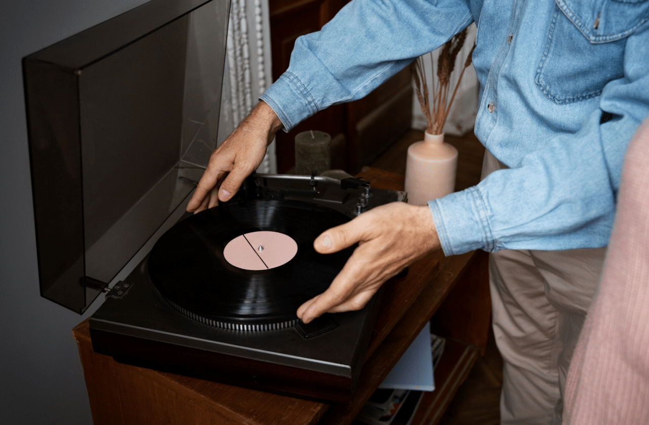 Un homme qui utilise une platine vinyle.