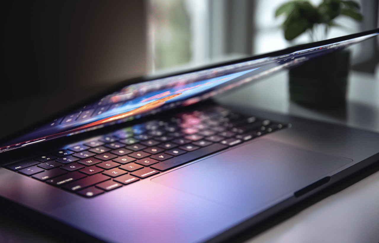 Un ultrabook allumé.