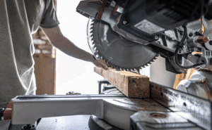 Zoom sur une scie sauteuse.