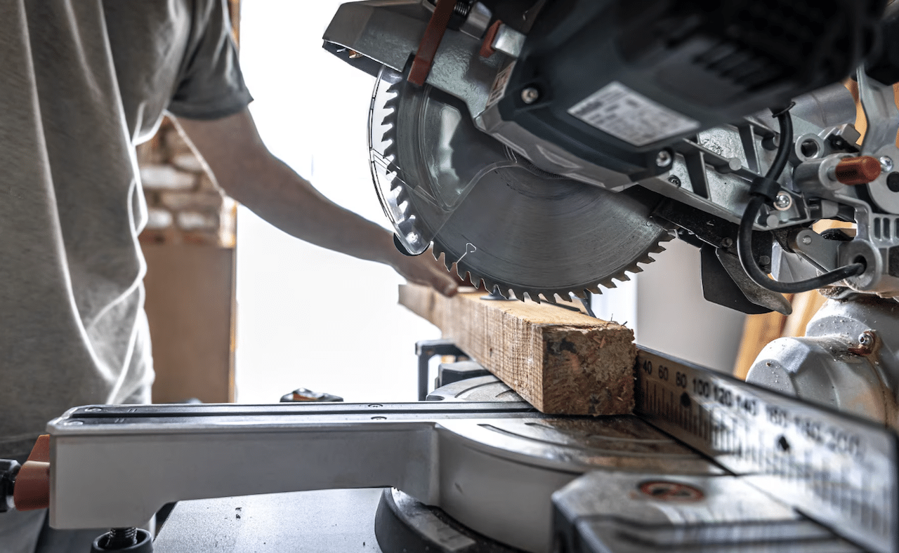 Zoom sur une scie sauteuse.